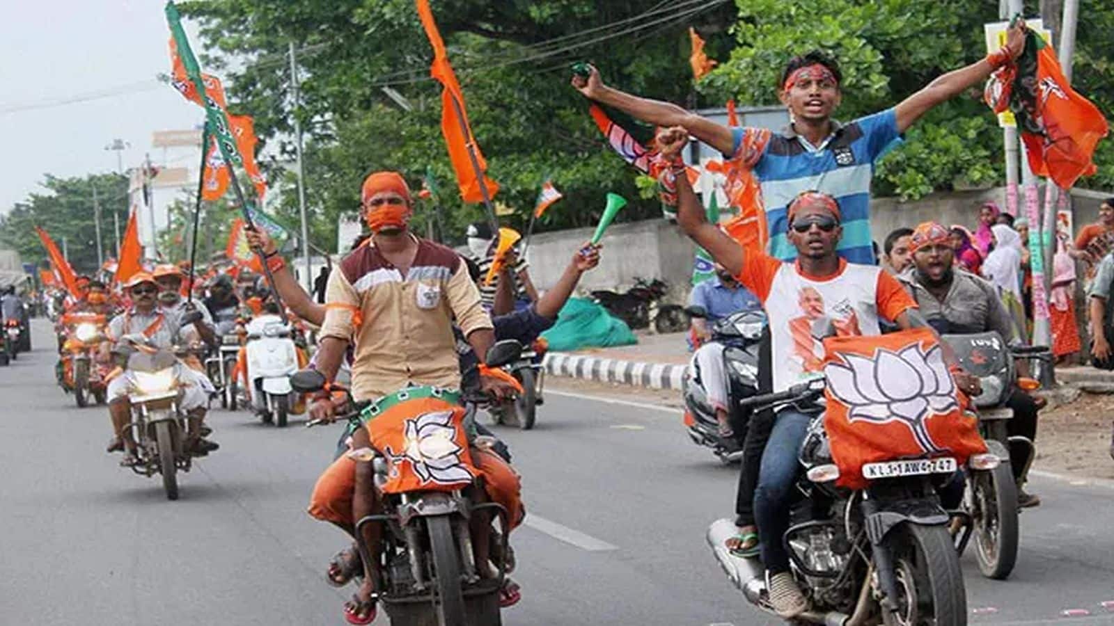 West Bengal Election 2026: पश्चिम बंगाल में शराब के बाद अब बाइक राइडिंग और पिलियन सवारी पर बैन, चुनाव आयोग ने दिए सख्त निर्देश