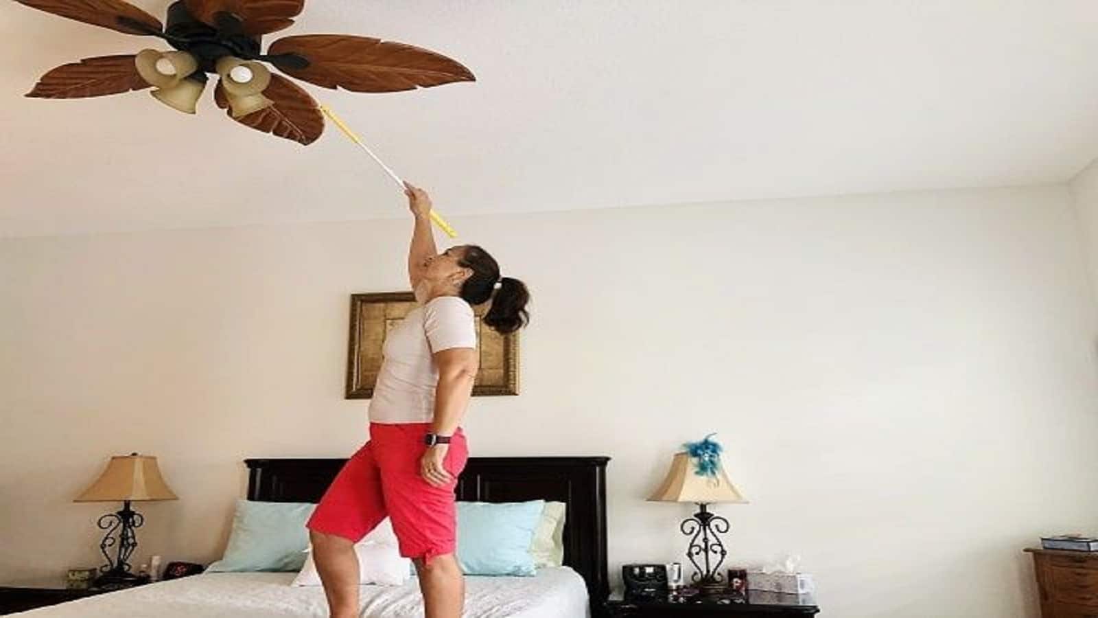 Ceiling Fan cleaning hacks: ये है बिना सीढ़ी के सीलिंग फैन साफ करने का स्मार्ट और असरदार हैक, मिनटों में दूर होगी धूल और गंदगी