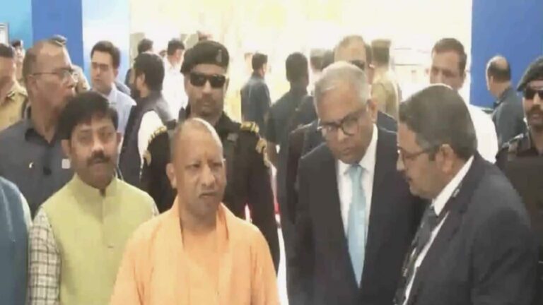 Tata Motors के लखनऊ प्लांट से सीएम योगी ने दिखाई 10 लाखवीं गाड़ी को हरी झंडी, टाटा ग्रुप के चेयरमैन चंद्रशेखरन ने कर दी बड़ी घोषणा