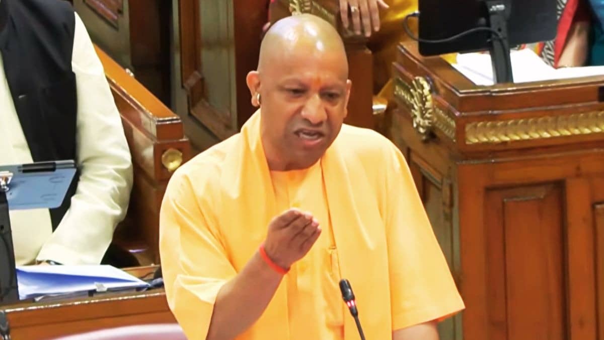 'महिला के श्राप से शापित है सपा-कांग्रेस, मौलवियों के सामने रगड़ी नाक...', यूपी विधानसभा में बोले CM योगी