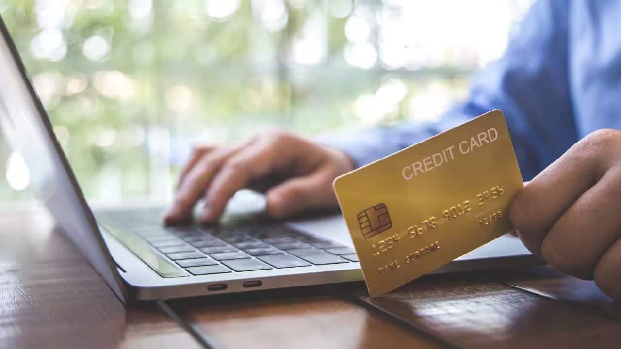 Credit Card के रिवॉर्ड्स पर क्या टैक्स लगता है? जानिए एक्सपर्ट्स के क्या हैं जवाब