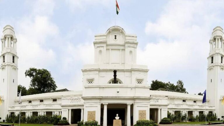BREAKING: दिल्ली विधानसभा की सुरक्षा में बड़ी चूक, बौरिकेड तोड़कर परिसर में घुसी कार, स्पीकर की कार पर फेंकी स्याही
