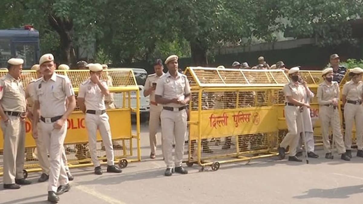 Delhi Crime: आधी रात गोलियों की तड़तड़ाहट से कांप उठा करोल बाग, आपसी रंजिश में युवक को मारी गोली, हालत गंभीर
