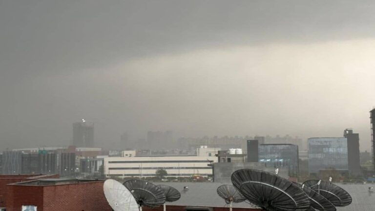 BREAKING: दिल्ली-NCR में छाया अंधेरा, धूल भरी आंधी के साथ झमाझम बारिश शुरू, कई इलाकों में गिरे ओले