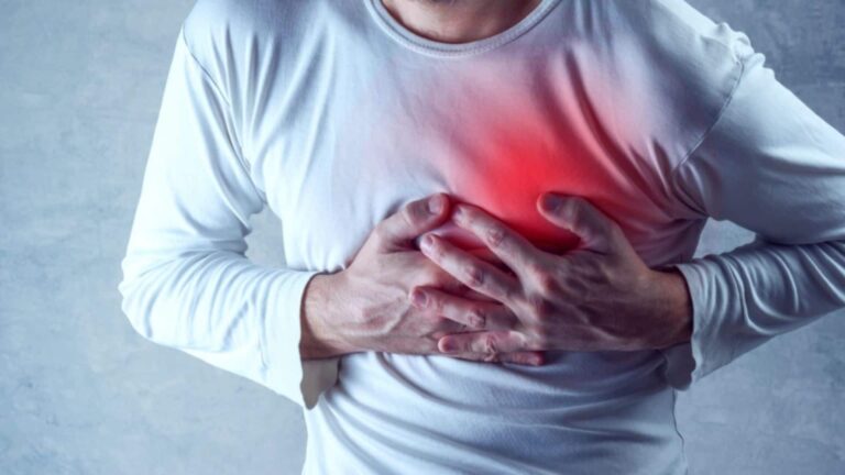 गर्मी में दिल पर मंडरा रहा खतरा! ये संकेत नजरअंदाज किए तो पड़ सकता है भारी