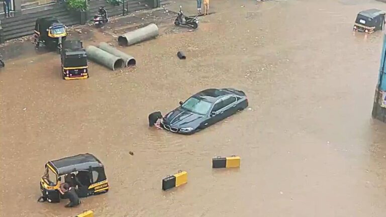 Pune Rain: कारें डूबीं, सड़कें बनी समुद्र...पुणे में हुई आफत की बारिश! कई इलाकों में भरा पानी; यातायात पूरी तरह ठप