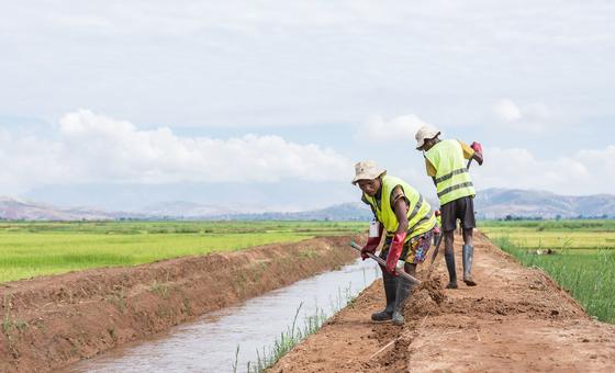 बिखरती दुनिया में वित्तीय संसाधनों की बढ़ती क़िल्लत से, दशकों की प्रगति पर संकट