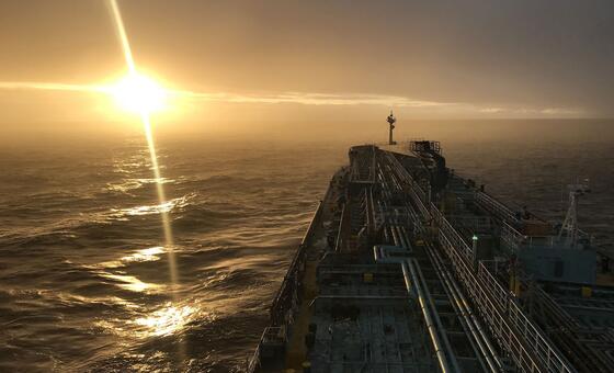 संकरे मार्ग व टकराव: होर्मुज़ संकट ने समुद्री मार्गों की कमज़ोर परतों को किया उजागर