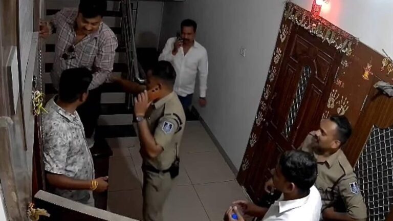 Indore Police Suspension Case: इंदौर में 5 पुलिसकर्मियों ने कारोबारी के घर में घुसकर चुराए गहने, सभी सस्पेंड