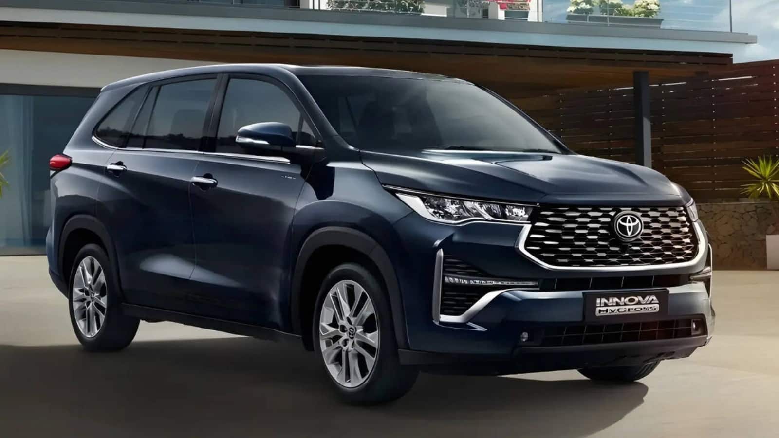 Toyota Innova Hycross ने बनाया रिकॉर्ड, भारत में 2 लाख की बिक्री का आंकड़ा किया पार