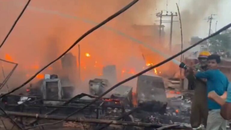 Lucknow Fire Update: दनादन फटे कई सिलेंडर, शोर मचाते हुए जान बचाकर भागे लोग, 200 से ज्यादा झुग्गियां जलकर खाक