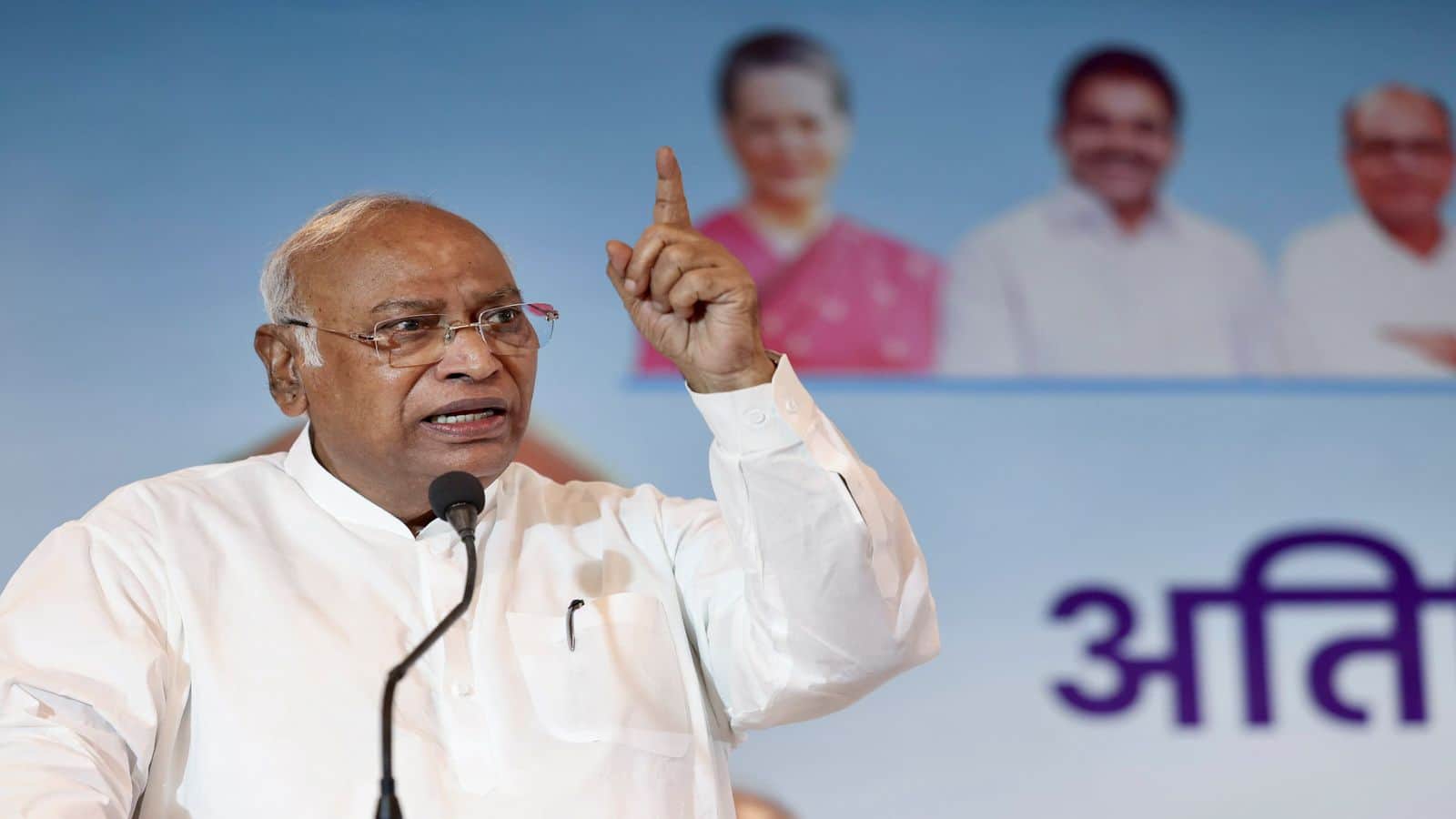 Kharge illiterate Remark Row: 'गुजरात के अशिक्षित लोगों...'; मल्लिकार्जुन खड़गे के विवादित बयान पर भारी बवाल, कांग्रेस पर भड़की BJP