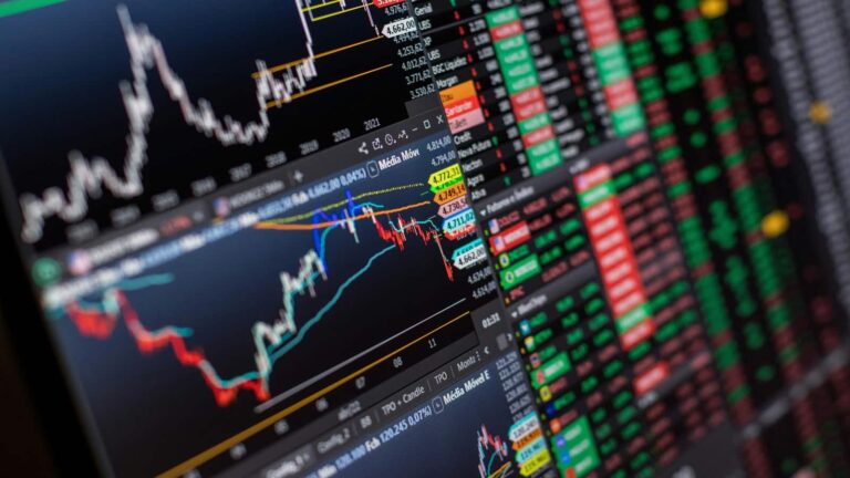 Sensex-Nifty फ्लैट बंद, उठा-पटक के बीच निवेशकों ने गंवाए ₹19 हजार करोड़