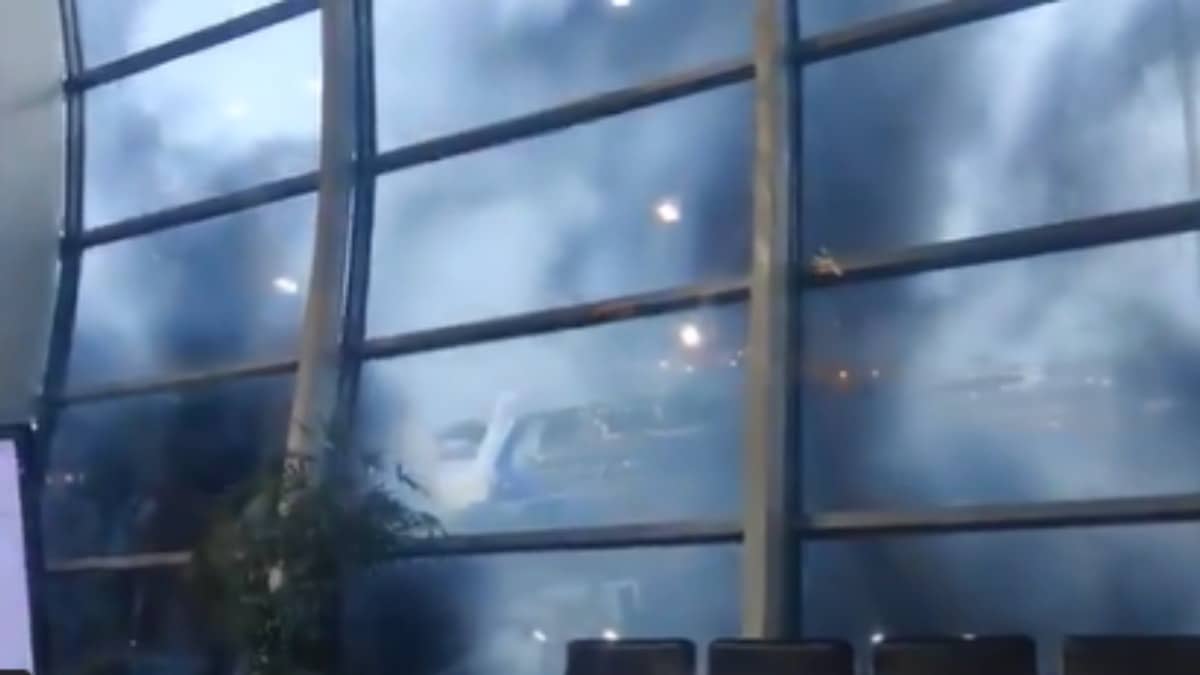 Mumbai Airport Fire: मुंबई एयरपोर्ट के टर्मिनल 1B के अंदर लगी भीषण आग, मची अफरा-तफरी, मौके पर दमकल की कई गाड़ियां