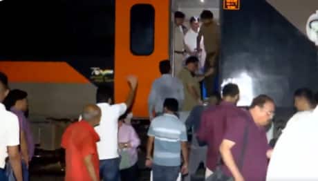 Vande Bharat Derail: पटरी से उतरी वंदे भारत एक्सप्रेस, पुणे रेलवे स्टेशन के पास टला बड़ा हादसा