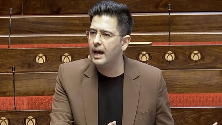 Delhi: AAP की लड़ाई सड़कों पर आई... केजरीवाल ने पहले किया दरकिनार, अब पंजाब पुलिस ने राघव चड्ढा की Z+ सिक्योरिटी हटाई, क्या होगा MP का अगला कदम?