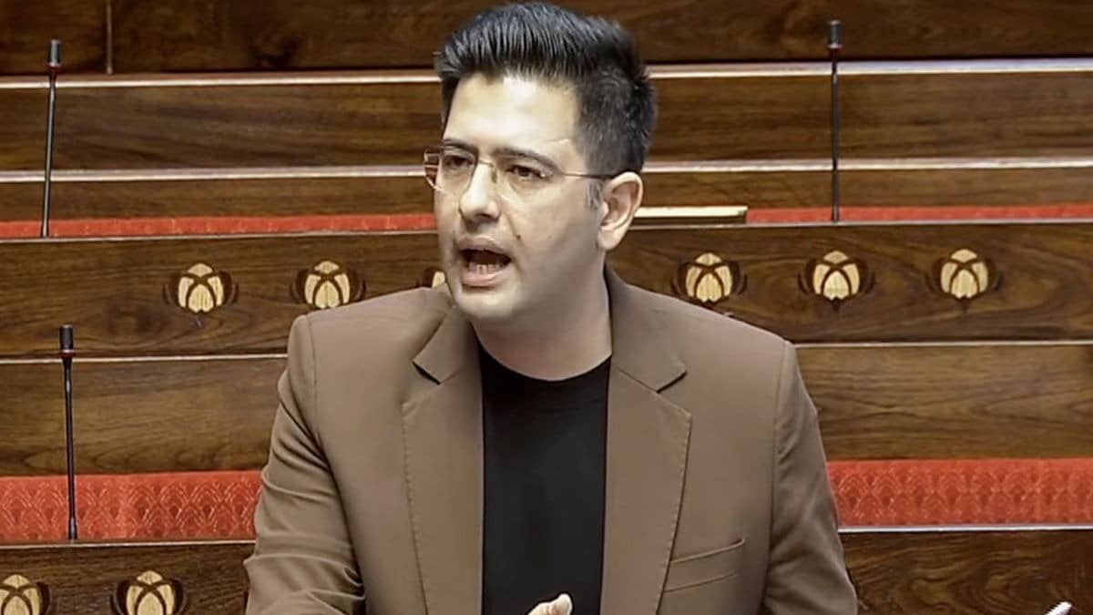 Delhi: AAP की लड़ाई सड़कों पर आई... केजरीवाल ने पहले किया दरकिनार, अब पंजाब पुलिस ने राघव चड्ढा की Z+ सिक्योरिटी हटाई, क्या होगा MP का अगला कदम?