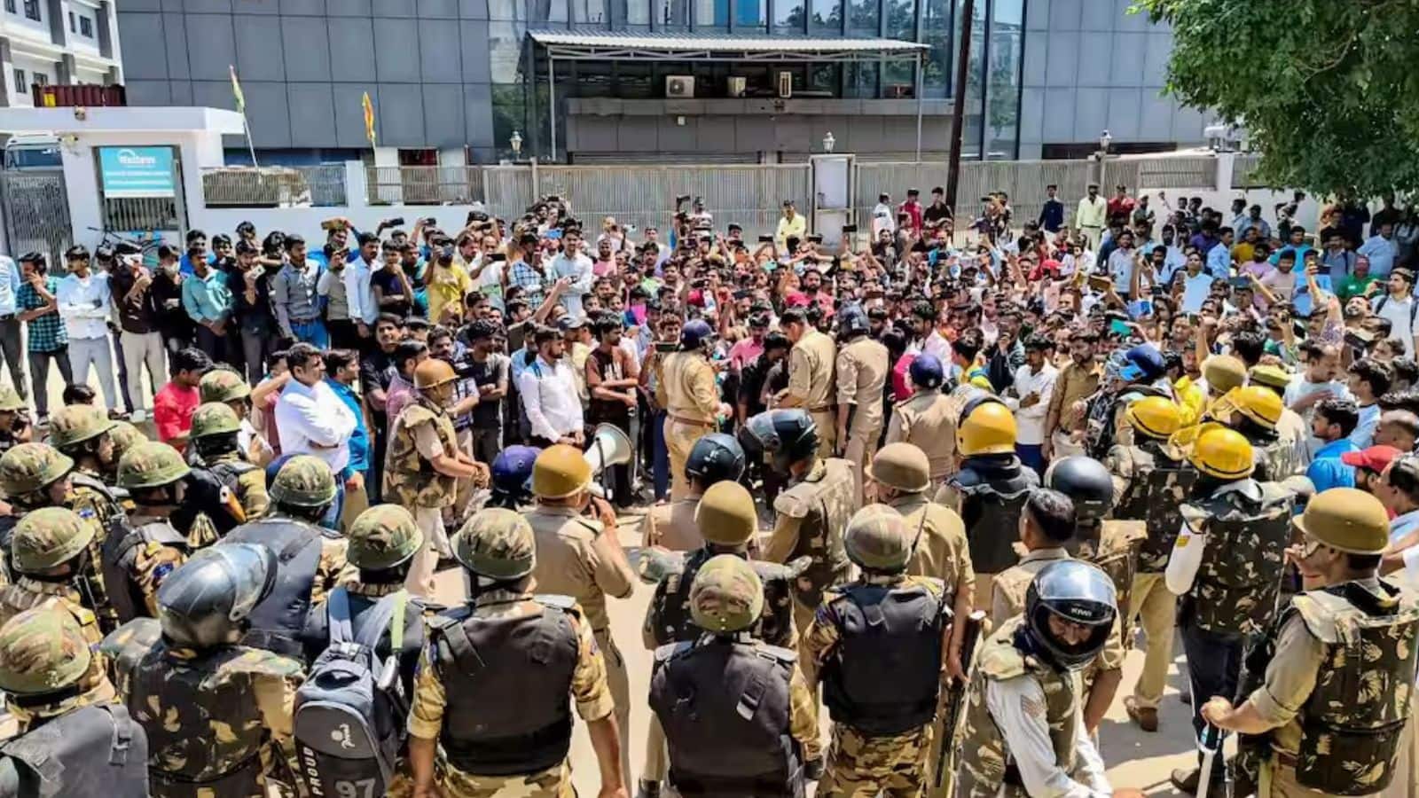 Noida: कम सैलरी और अनियमित समय से तंग मेड्स, लगातार दूसरे दिन भी नहीं पहुंचीं काम पर