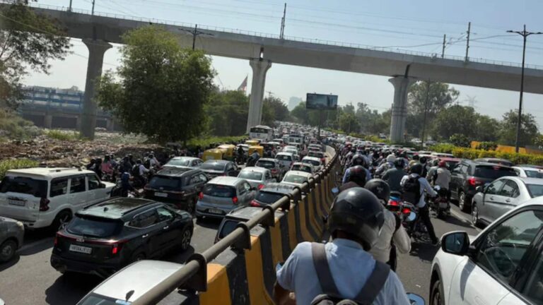 Delhi Traffic Advisory: नोएडा जाने वाले रास्तों पर ट्रैफिक ठप, दिल्ली पुलिस ने जारी की एडवाइजरी, घर से निकलने से पहले रूट्स को करें चेक