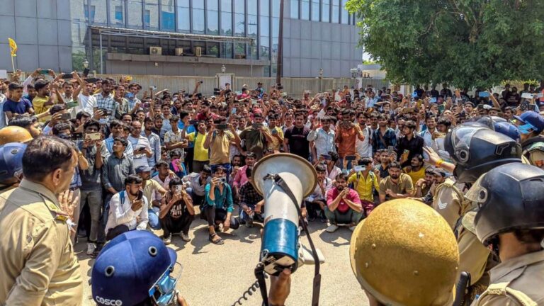 Noida Workers Protest: क्या नोएडा में साजिश के तहत भड़काई गई हिंसा? दो सोशल मीडिया अकाउंट के खिलाफ FIR दर्ज