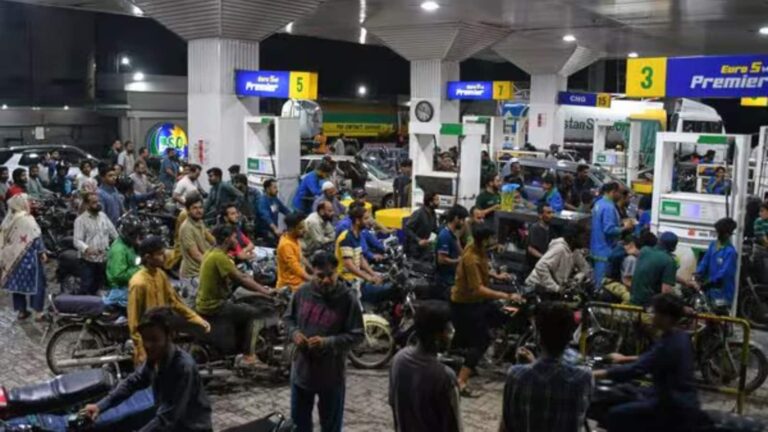 ईरान युद्ध से पाकिस्तान बेहाल, बढ़ी पेट्रोल-डीजल की कीमतें, सरकार ने पब्लिक ट्रांसपोर्ट किया फ्री