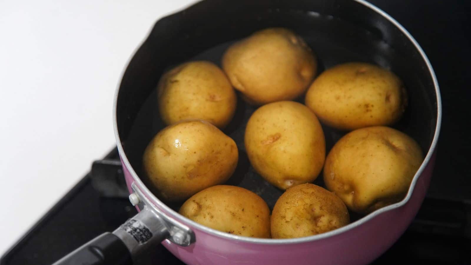 Potato Peeling Hack: अब नहीं करना पड़ेगा इंतजार, उबले आलू तुरंत छीलने का आसान तरीका जानें