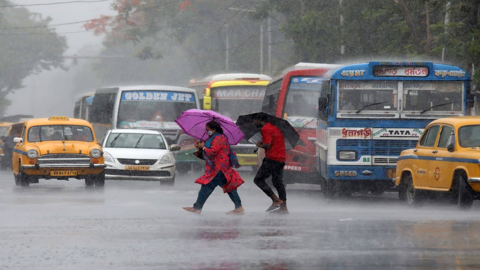 UP IMD Rain alert: हीटवेव के हाहाकार के बाद अब यूपी में आया बारिश का अलर्ट, इन जिलों में बिजली गिरने का भी खतरा