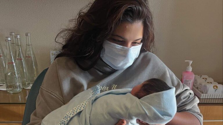 Rhea Kapoor: कपूर खानदान में फिर गूंजी किलकारी, रिया कपूर ने साझा की सोनम के 'नन्हे राजकुमार' की पहली झलक, भावुक हुए फैंस