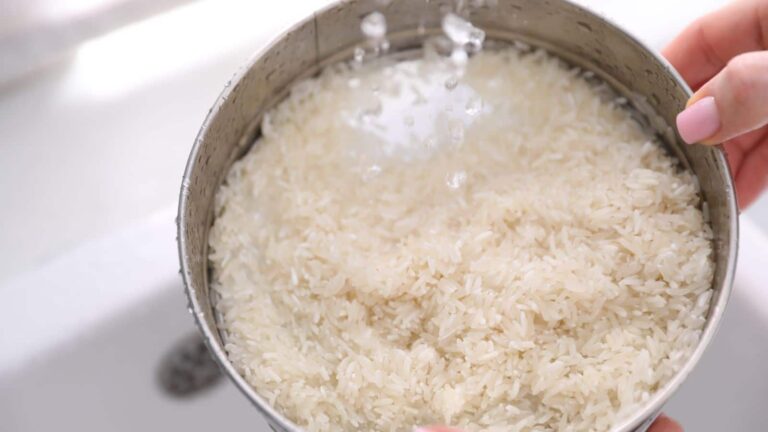 चावल पकाने से पहले भिगोना क्यों जरूरी? जानिए चौंकाने वाले फायदे