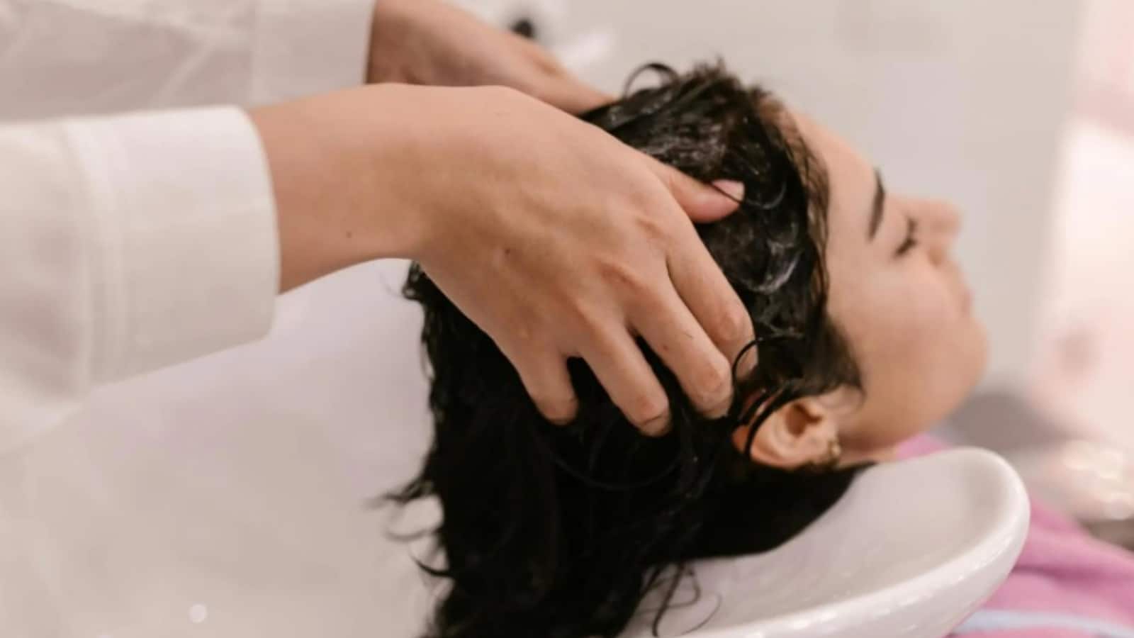 Shampoo In Summer: गर्मियों में कितनी बार करना चाहिए शैम्पू? एक्सपर्ट्स ने बताया बाल धोने का सही तरीका