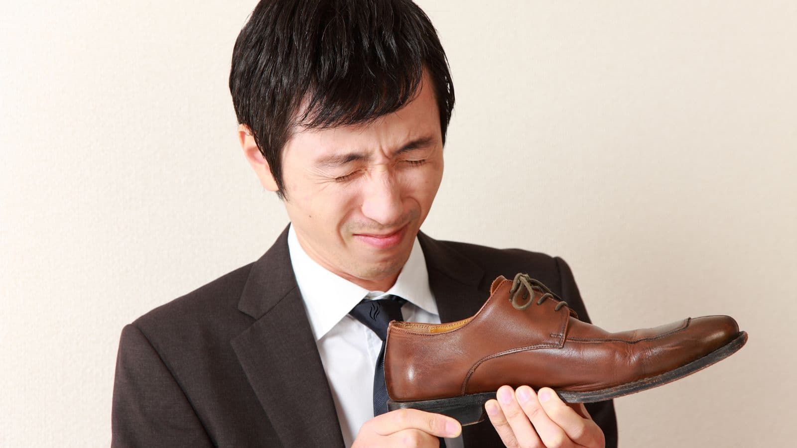 Shoe Odor Removal Tips: जूतों से आ रही तेज बदबू से हो रहे हैं परेशान? जानिए कैसे बिना धुले ही खत्म होगी स्मेल