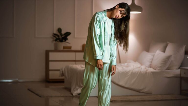 नींद में चलने की आदत कहीं बीमारी का संकेत तो नहीं? एक्सपर्ट से समझें कारण और इलाज