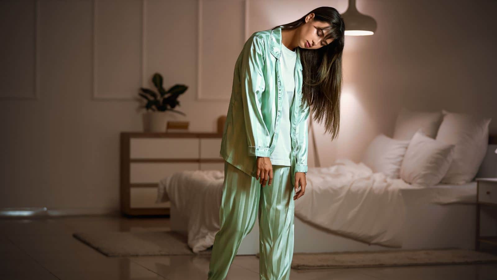 नींद में चलने की आदत कहीं बीमारी का संकेत तो नहीं? एक्सपर्ट से समझें कारण और इलाज