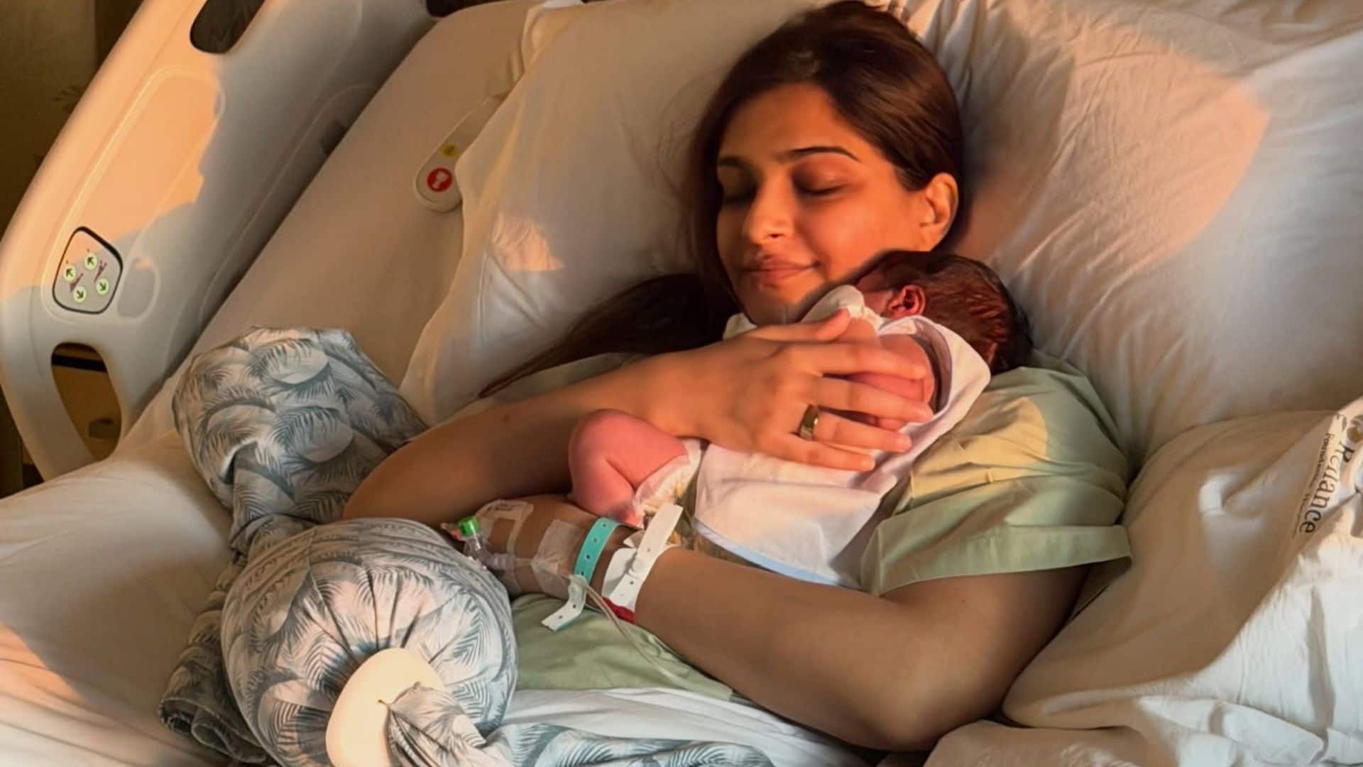 Sonam Kapoor: डिलीवरी के एक हफ्ते बाद सोनम कपूर ने शेयर की नन्हे बेटे की पहली झलक, इमोशनल नोट लिख लूटा फैंस का प्यार