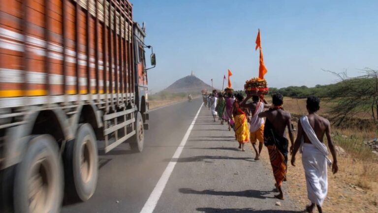 गुजरात: तेज रफ्तार ट्रक ने मंदिर जा रहे श्रद्धालुओं की भीड़ को रौंदा, 7 की मौत, कई घायल; हाईवे पर हुआ दर्दनाक हादसा