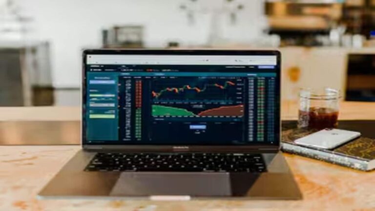 Sensex में 800 अंकों की गिरावट, 5 सेकंड में ₹4 लाख करोड़ साफ, सिर्फ इस सेक्टर का निफ्टी इंडेक्स ग्रीन