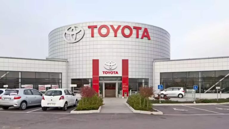 Toyota Kirloskar Motor की बिक्री में 20% की बढ़त, FY25-26 में 4.06 लाख यूनिट्स बेचीं