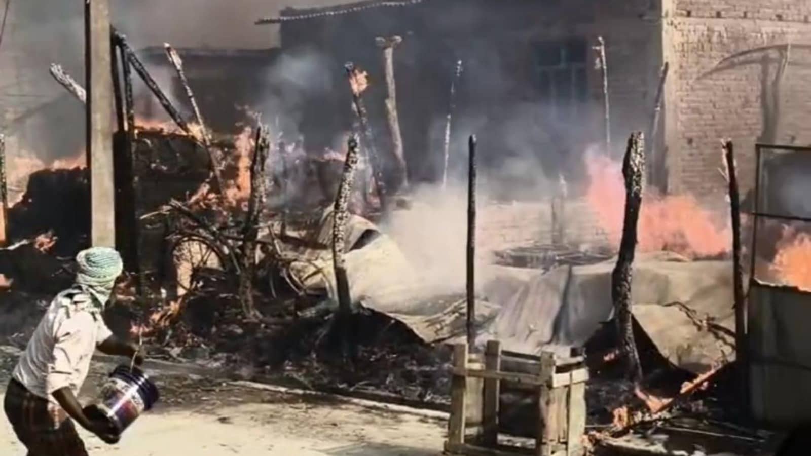 UP: साइलेंसर से निकली चिंगारी सूखे पत्ते पर गिरी, तेज हवा से आग ने लिया विक्राल रूप; भीषण अग्निकांड में 58 झोपड़ियां जलकर हुई राख