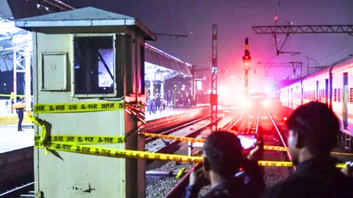 UP: ATS को बड़ी सफलता, लखनऊ में रेलवे सिग्नल बॉक्स को उड़ाने की साजिश रचने वाला हैंडलर शाकिब गिरफ्तार, PAK में बैठे ISI आका करते थे फंडिंग 