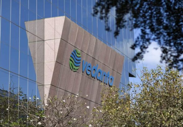 Vedanta का शॉक, डीमर्जर से एडजस्टमेंट के बाद 6% और टूटे शेयर, अब क्या करें?