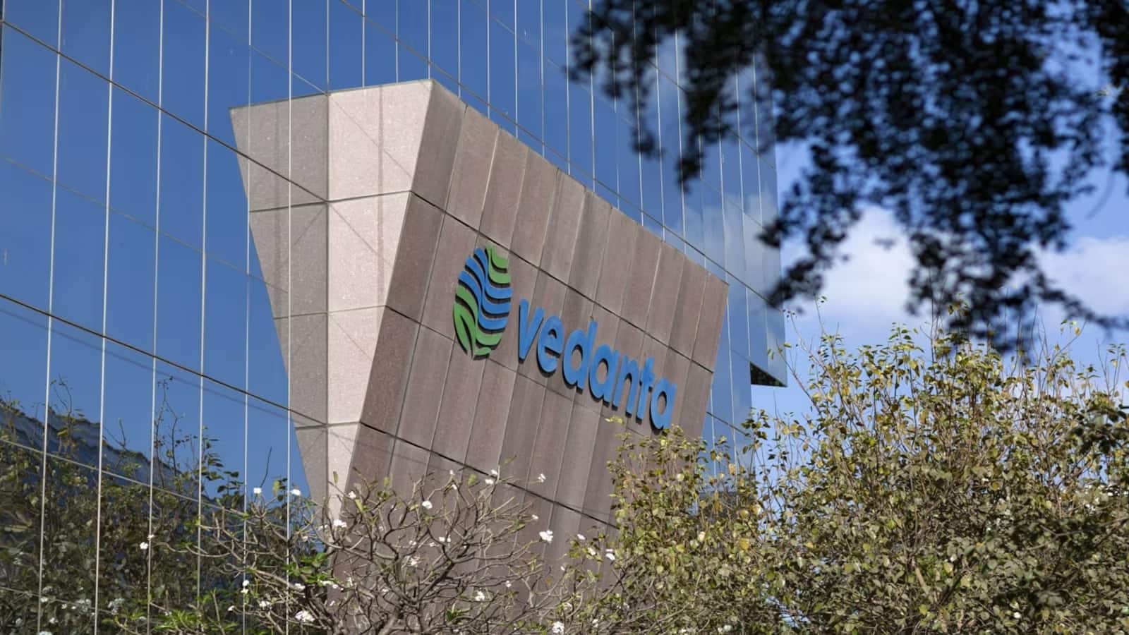 Vedanta का शॉक, डीमर्जर से एडजस्टमेंट के बाद 6% और टूटे शेयर, अब क्या करें?