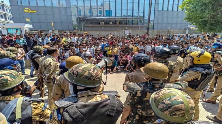 Noida workers protests: यूपी सरकार ने बढ़ाया मिनिमम वेजेजे, जानिए किस राज्य में वर्कर का वेतन सबसे ज्यादा