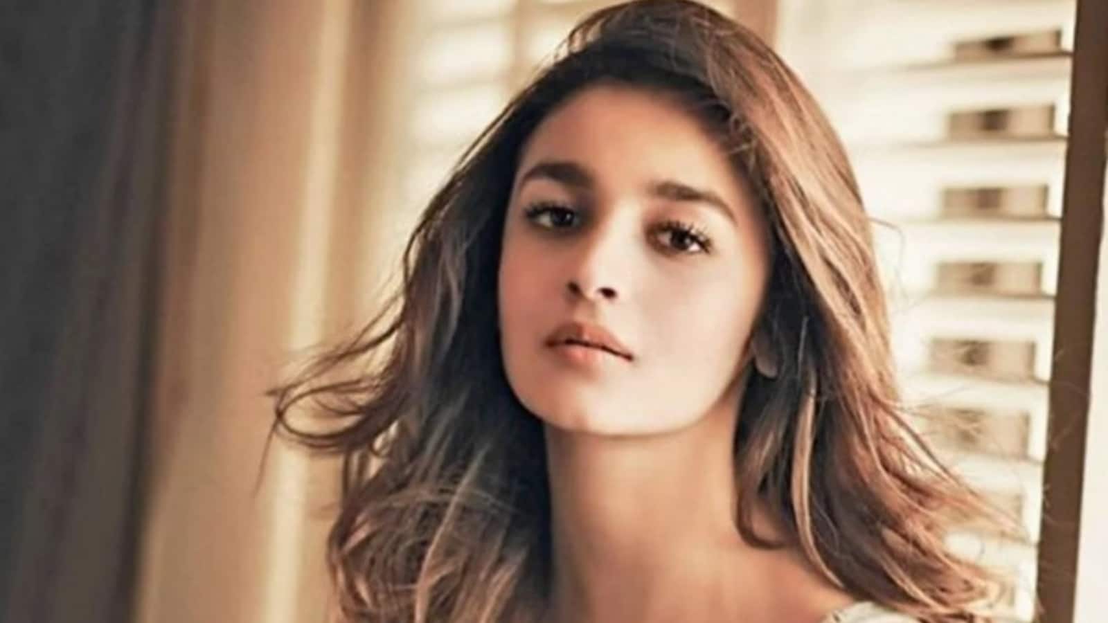 Alia Bhatt :  'उसको दबा के खड़े थे, गले में हाथ...', बॉडीगार्ड ने बताया जब आलिया भट्ट को एयरपोर्ट स्टाफ ने घेर लिया था