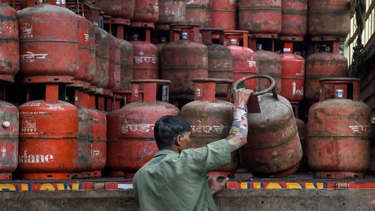 LPG Cylinder Subsidy: PM मोदी की अपील के बीच रसोई गैस पर सरकार का सख्त एक्शन, इन लोगों के लिए बंद होगी गैस सब्सिडी