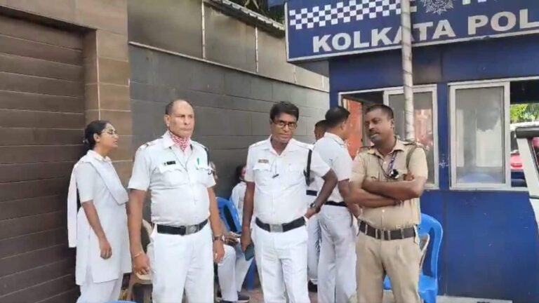 कोलकाता में बड़ा सियासी ड्रामा! अभिषेक बनर्जी के घर पुलिस क्यों पहुंची?