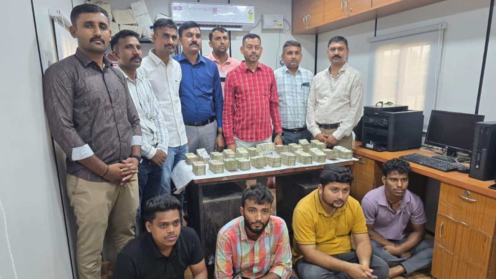 फिल्मी स्टाइल में अहमदाबाद एयरपोर्ट से 2.5 करोड़ का सोना चोरी, 8 आरोपी गिरफ्तार