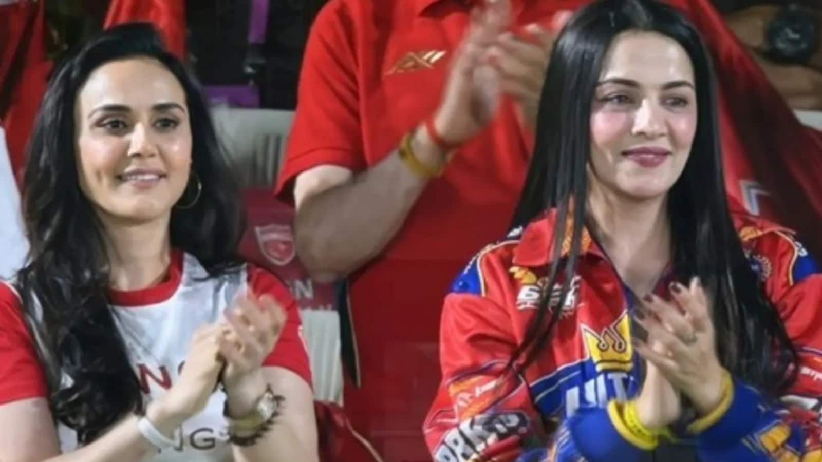 Celina Jaitley: तलाक की खबरों के बीच मैच का लुफ्त उठाती नजर आईं सेलेना जेटली, प्रीति जिंटा भी हुईं स्पॉट