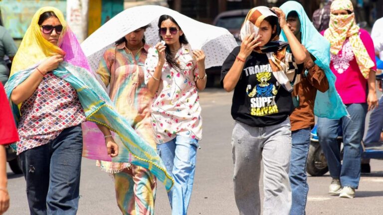 Delhi Weather Update: राजधानी में हीटवेव का डबल अटैक, 45°C तापमान और खराब AQI ने बढ़ाई टेंशन