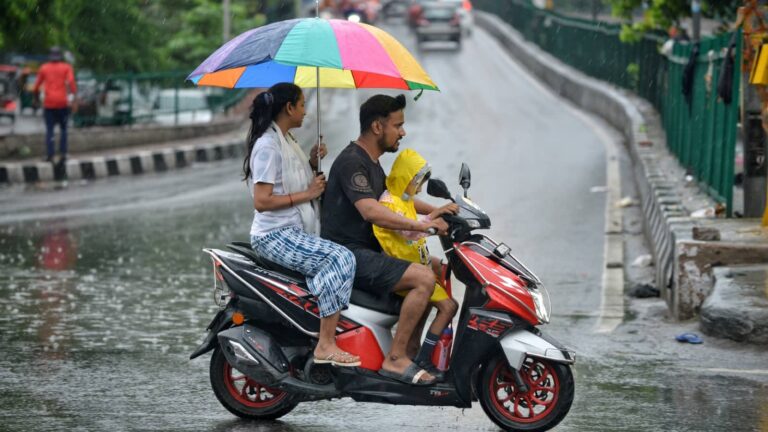 Delhi Weather Update: भीषण गर्मी के बीच दिल्ली में मौसम का बड़ा उलटफेर, बारिश-ओलों ने दी राहत, AQI हुआ बेहतर