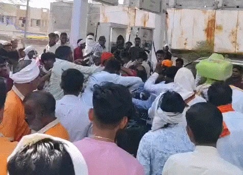 Maharashtra: डीजल के लिए लगी लाइन को लेकर पेट्रोल पंप पर जमकर मारपीट, सामने आया हैरान कर देने वाला वीडियो